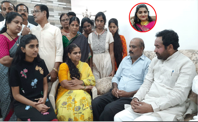 ప్రియాంక కుటుంబ సభ్యులను పరామర్శించిన కిషన్ రెడ్డి ప్రియాంక కుటుంబ సభ్యులను పరామర్శించిన కిషన్ రెడ్డి