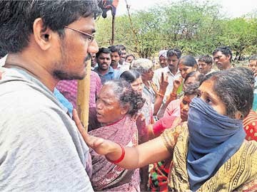 ప్రేమించి పెళ్లి…కులం పేరుతో దూరం ప్రేమించి పెళ్లి…కులం పేరుతో దూరం