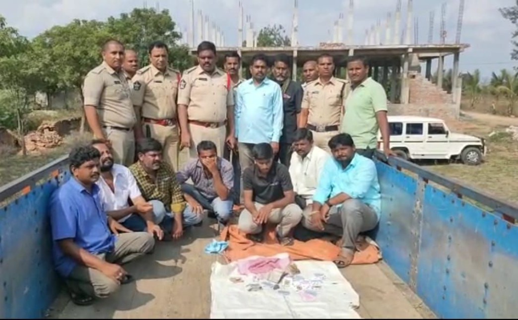 లారీలో పేకాట…ఏడుగురు ఆరెస్టు లారీలో పేకాట…ఏడుగురు ఆరెస్టు