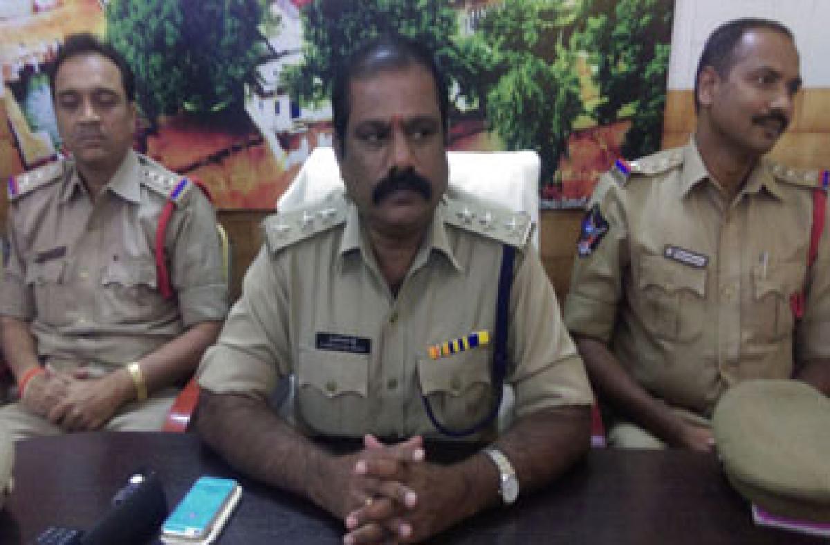 చట్టాల పై అవగాహన కల్పిస్తున్న టూటౌన్ సీఐ పి. సుబ్రమణ్యం చట్టాల పై అవగాహన కల్పిస్తున్న టూటౌన్ సీఐ పి. సుబ్రమణ్యం