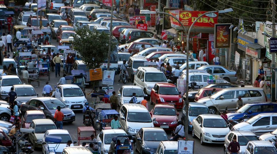 యదేఛ్చగా పార్కింగ్ స్థలాల ఆక్రమణలు