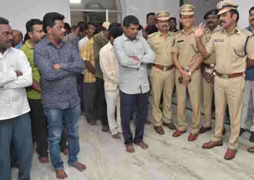ఆకతాయిలకు పోలీసుల వార్నింగ్ ఆకతాయిలకు పోలీసుల వార్నింగ్
