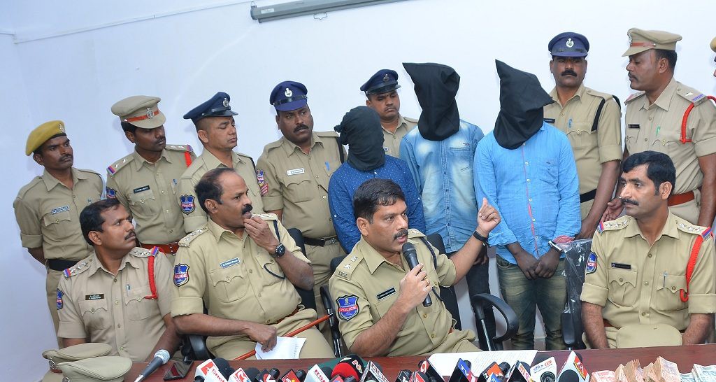 సంగారెడ్డిలో ఆన్ లైన్ కేసులు... సంగారెడ్డిలో ఆన్ లైన్ కేసులు...