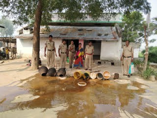 బెల్లం పానకం ధ్వంసం.... ఆరు లీటర్ల నాటుసారా స్వాధీనం బెల్లం పానకం ధ్వంసం.... ఆరు లీటర్ల నాటుసారా స్వాధీనం