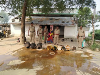 బెల్లం పానకం ధ్వంసం....  ఆరు లీటర్ల నాటుసారా స్వాధీనం