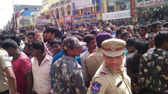 ఉరి తీయాల్సిందే.. సర్వత్రా ఇదే డిమాండ్! షాద్ నగర్ పోలీసు స్టేషను ముందు ప్రజల ఆందోళన ఉరి తీయాల్సిందే.. సర్వత్రా ఇదే డిమాండ్! షాద్ నగర్ పోలీసు స్టేషను ముందు ప్రజల ఆందోళన