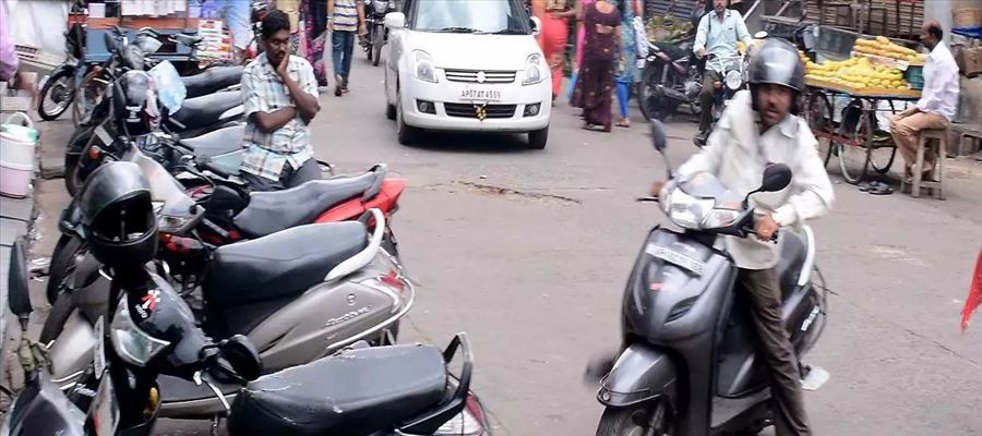 పార్కింగ్ గా మారిన ప్రభుత్వ స్థలం లక్షటిపెట్ పార్కింగ్ గా మారిన ప్రభుత్వ స్థలం లక్షటిపెట్