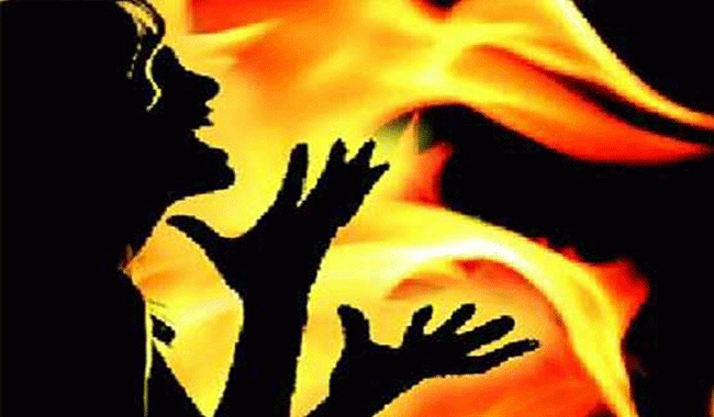 వివాహితను తగులబెట్టి... ఆ పై ఆత్మహత్యాయత్నం వివాహితను తగులబెట్టి... ఆ పై ఆత్మహత్యాయత్నం