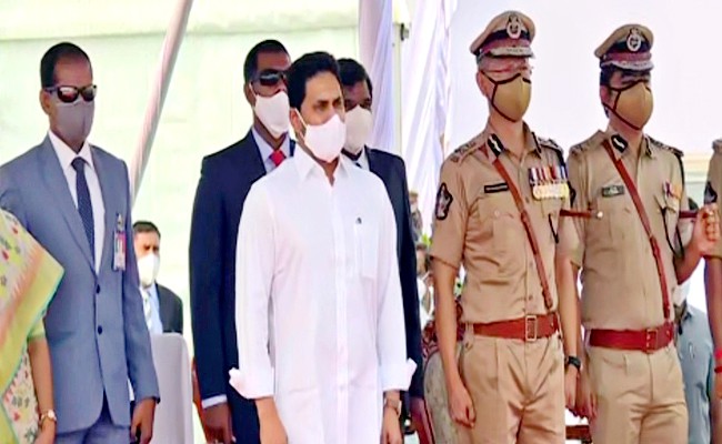 పోలీసుల గౌరవ వందనం స్వీకరించిన సీఎం జగన్ పోలీసుల గౌరవ వందనం స్వీకరించిన సీఎం జగన్