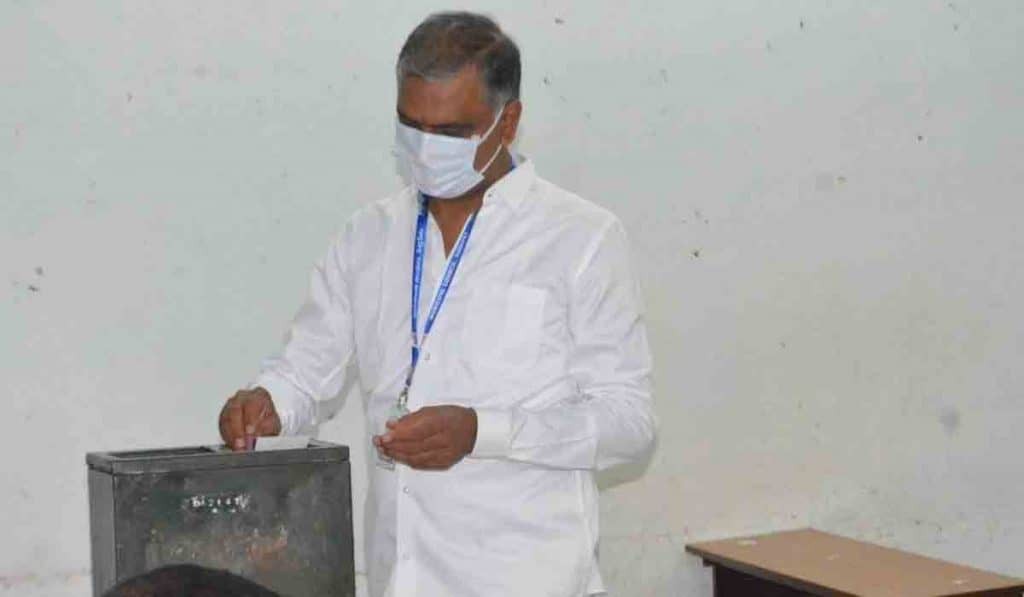 ఓటుహక్కు వినియోగించుకున్న మంత్రి హరీష్ రావు, ఎంపీ కొత్త ప్రభాకర్ రెడ్డి ఓటుహక్కు వినియోగించుకున్న మంత్రి హరీష్ రావు, ఎంపీ కొత్త ప్రభాకర్ రెడ్డి