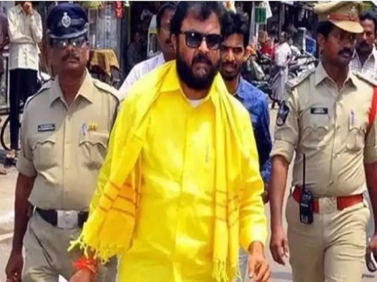 మాజీ ఎమ్మెల్యే చింతమనేని, పోలీసులకు మధ్య వాగ్వివాదం మాజీ ఎమ్మెల్యే చింతమనేని, పోలీసులకు మధ్య వాగ్వివాదం
