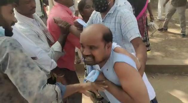 నర్సును వేధించిన ప్రభుత్వ డాక్టర్ సస్పెండ్ నర్సును వేధించిన ప్రభుత్వ డాక్టర్ సస్పెండ్