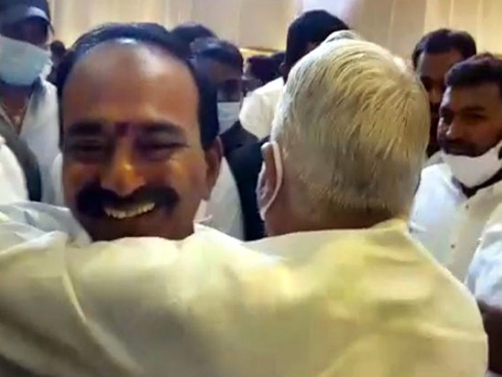 కేకేకు కౌగలింతల కష్టాలు..? కేకేకు కౌగలింతల కష్టాలు..?
