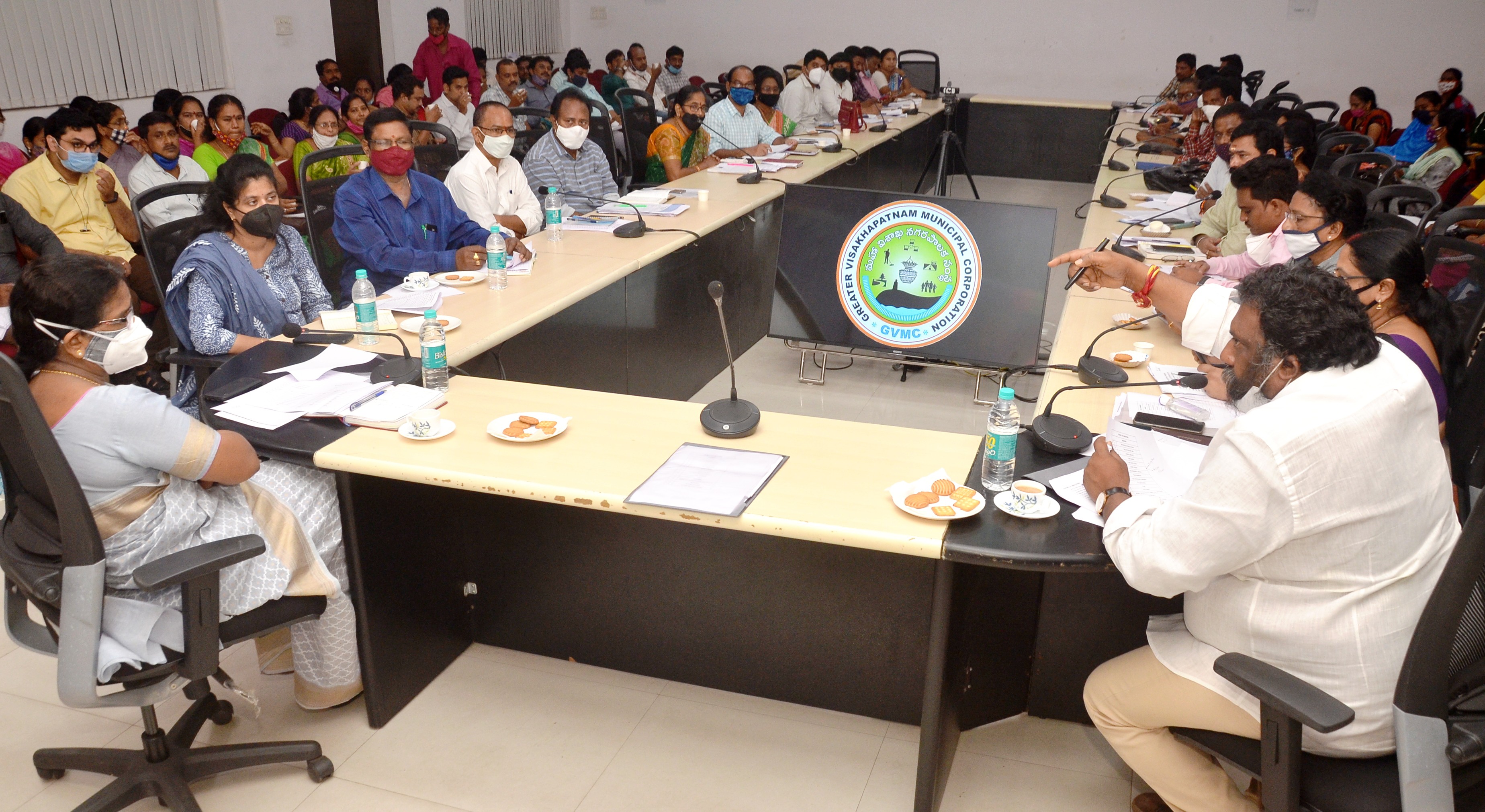 గందరగోళం మద్య జీవీఎంసీ భేటీ గందరగోళం మద్య జీవీఎంసీ భేటీ