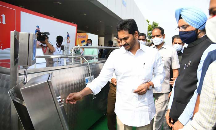 జగనన్న పాలు వెల్లువ పథకాన్ని ప్రారంభించిన సీఎం జగన్ జగనన్న పాలు వెల్లువ పథకాన్ని ప్రారంభించిన సీఎం జగన్