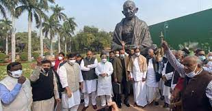 సస్పెన్షన్ ఎత్తివేయాలని విపక్షాల ఆందోళన సస్పెన్షన్ ఎత్తివేయాలని విపక్షాల ఆందోళన