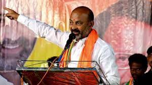 పక్క రాష్ట్రాలకు గులాంగిరీ చేస్తున్న కేసీఆర్ బండి ధ్వజం పక్క రాష్ట్రాలకు గులాంగిరీ చేస్తున్న కేసీఆర్ బండి ధ్వజం
