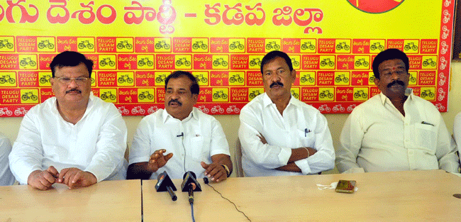 కేంద్రం మెడలు వంచుతానని కేంద్రం ముందు మెడలు వంచాడు కేంద్రం మెడలు వంచుతానని కేంద్రం ముందు మెడలు వంచాడు