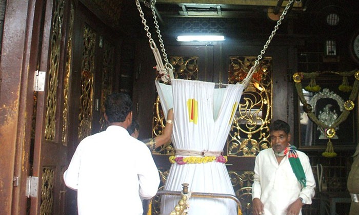 కలియుగ వెంకటేశ్వరుడికి కాసుల వరద కలియుగ వెంకటేశ్వరుడికి కాసుల వరద