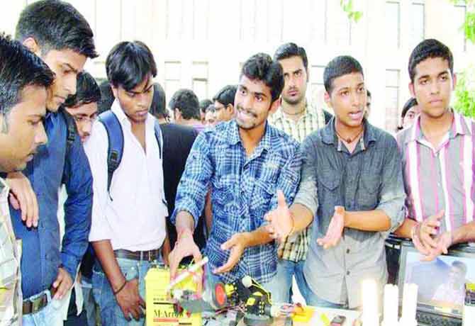 ఏడు ఇంజనీరింగ్ కాలేజీల్లో కొత్త కోర్సులు ఏడు ఇంజనీరింగ్ కాలేజీల్లో కొత్త కోర్సులు