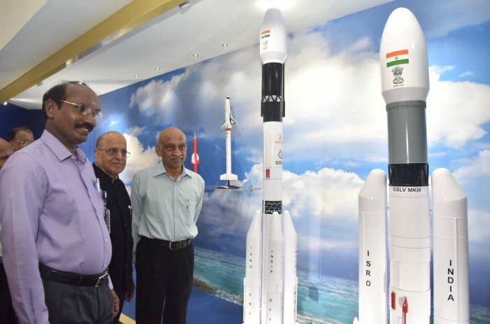చారిత్రాత్మక సాకారం అంతరిక్షంలోకి భారత వ్యోమగాములు నలుగురు ఎంపిక చారిత్రాత్మక సాకారం అంతరిక్షంలోకి భారత వ్యోమగాములు నలుగురు ఎంపిక