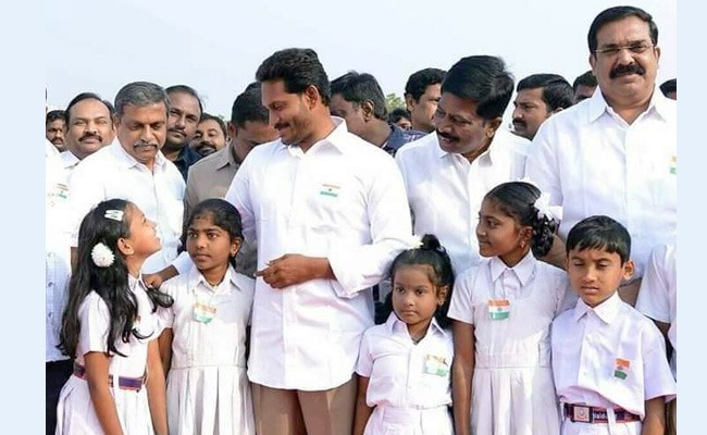 పాఠశాలపై సీఎం జగన్ సమీక్ష పాఠశాలపై సీఎం జగన్ సమీక్ష