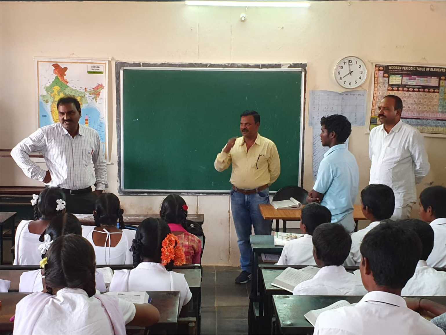 ఉత్తనూర్ పాఠశాలలను ఆకస్మికంగా తనిఖీ చేసిన జిల్లా ఉత్తనూర్ పాఠశాలలను ఆకస్మికంగా తనిఖీ చేసిన జిల్లా