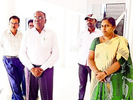 చదువు సరే.. మరి సౌకర్యాలు..? (పశ్చిమగోదావరి) చదువు సరే.. మరి సౌకర్యాలు..? (పశ్చిమగోదావరి)