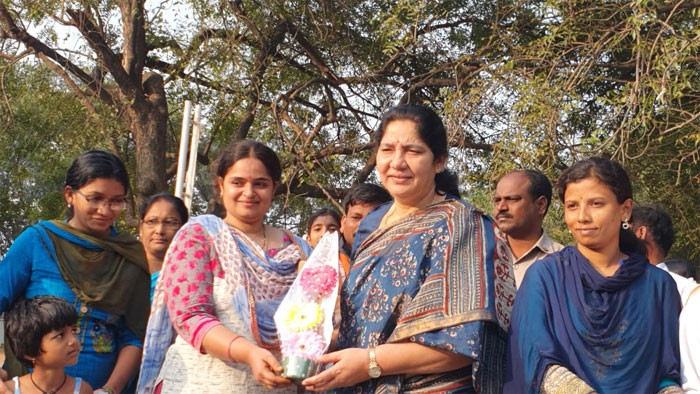 కురవి ఏకలవ్య పాఠశాలను ఆకస్మికంగా తనిఖీ చేసిన మంత్రి సత్యవతి రాథోడ్ కురవి ఏకలవ్య పాఠశాలను ఆకస్మికంగా తనిఖీ చేసిన మంత్రి సత్యవతి రాథోడ్