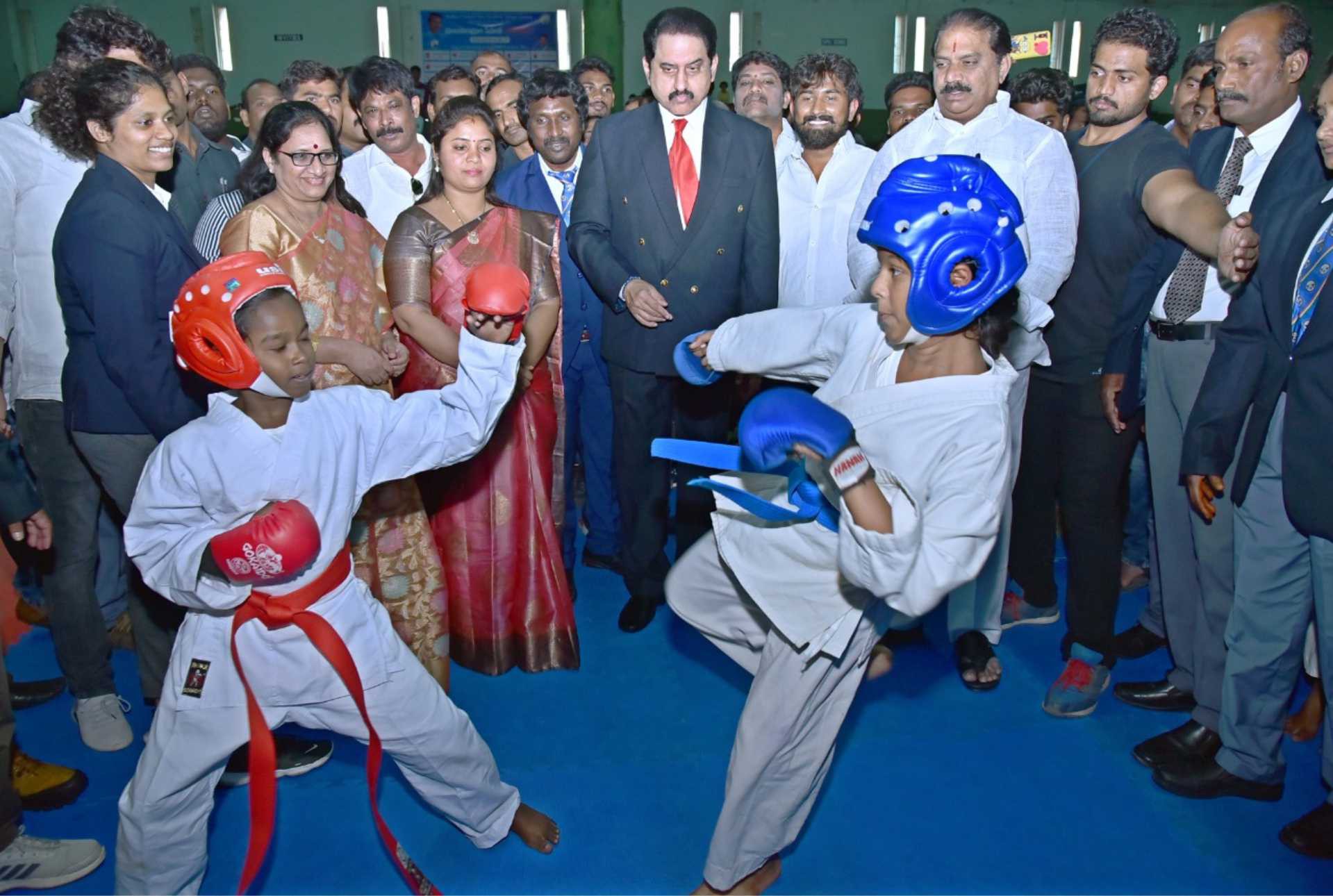 అమ్మాయిలకు సెల్ఫ్ డిఫెన్స్ చాలా అవసరం. అమ్మాయిలకు సెల్ఫ్ డిఫెన్స్ చాలా అవసరం.