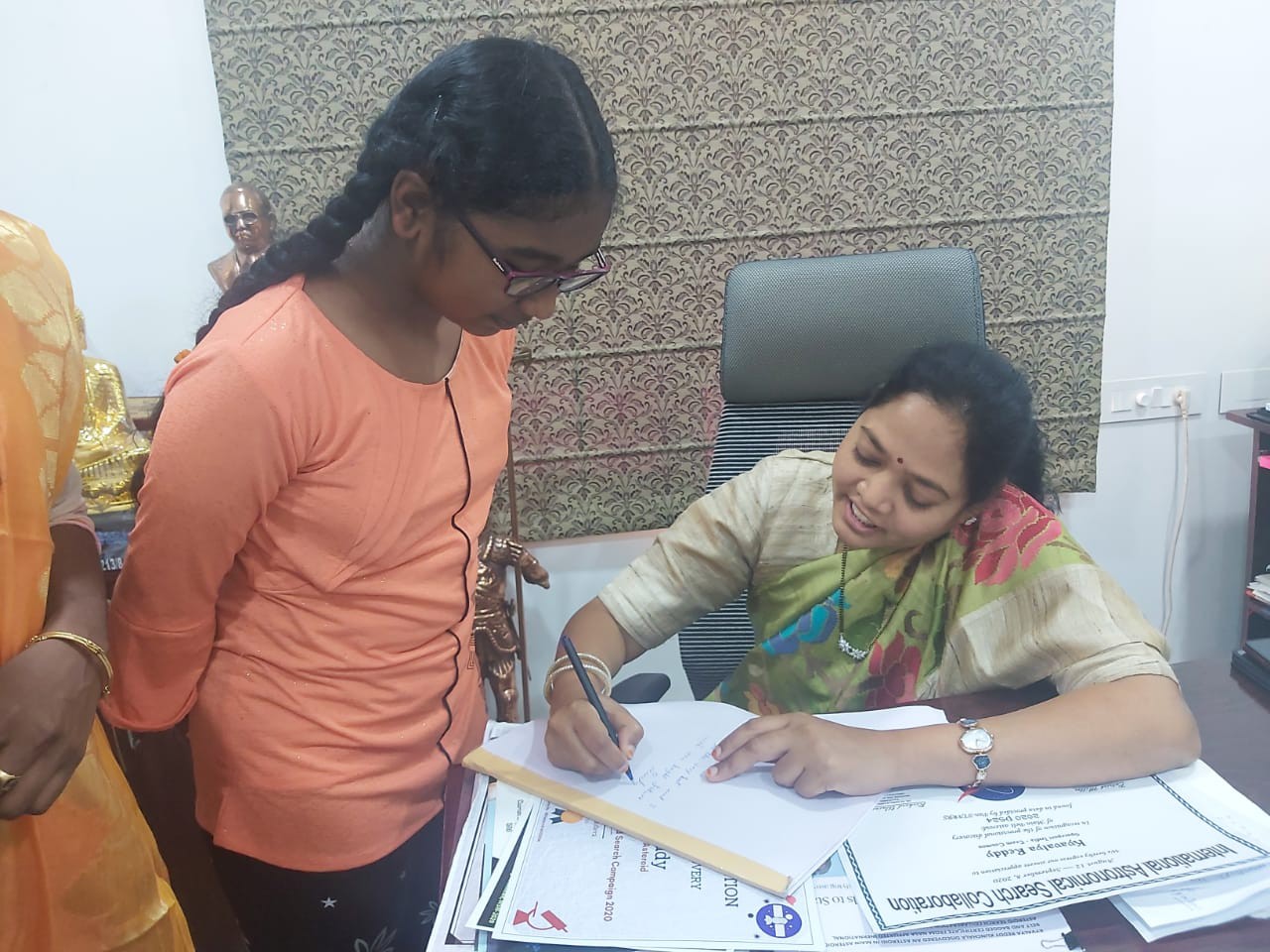 మంత్రి సుచరితను కలిసిన కైవల్యారెడ్డి మంత్రి సుచరితను కలిసిన కైవల్యారెడ్డి