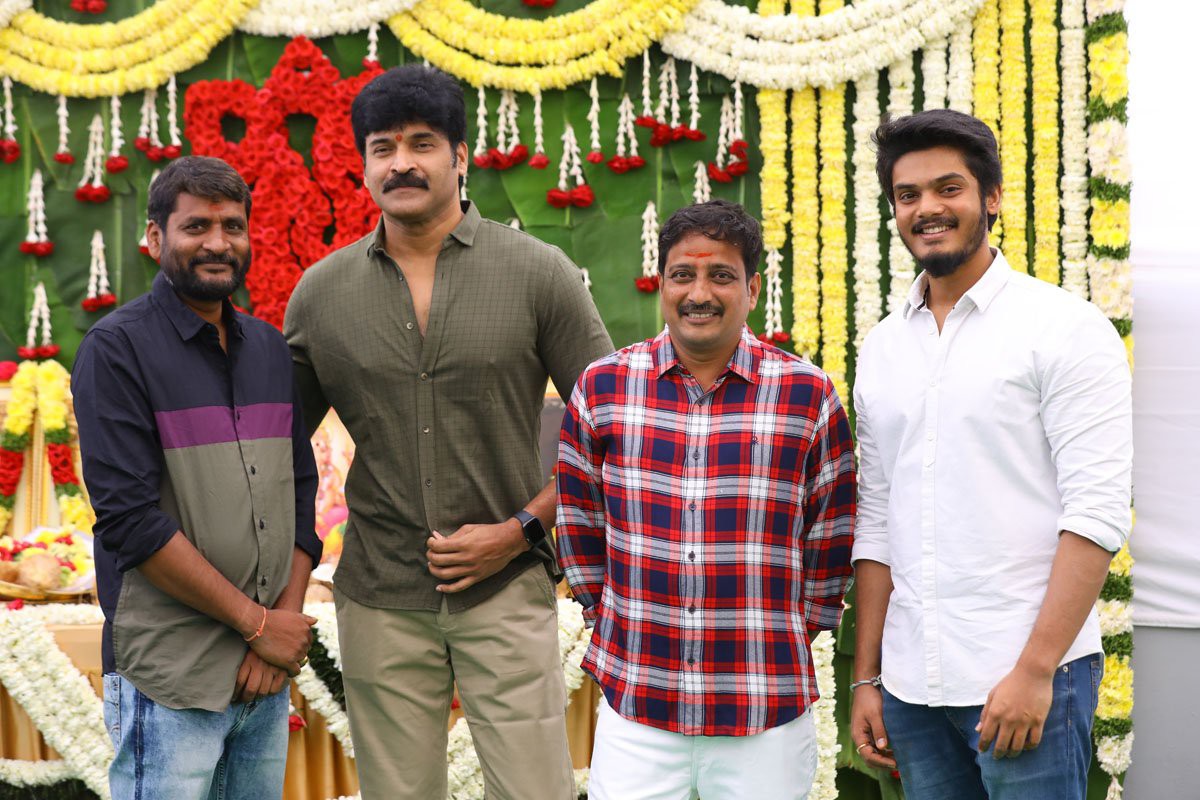 జార్జ్ రెడ్డి" దర్శకుడు జీవన్ రెడ్డితో ఆకాష్ పూరీ "చోర్ బజార్" జార్జ్ రెడ్డి" దర్శకుడు జీవన్ రెడ్డితో ఆకాష్ పూరీ "చోర్ బజార్"