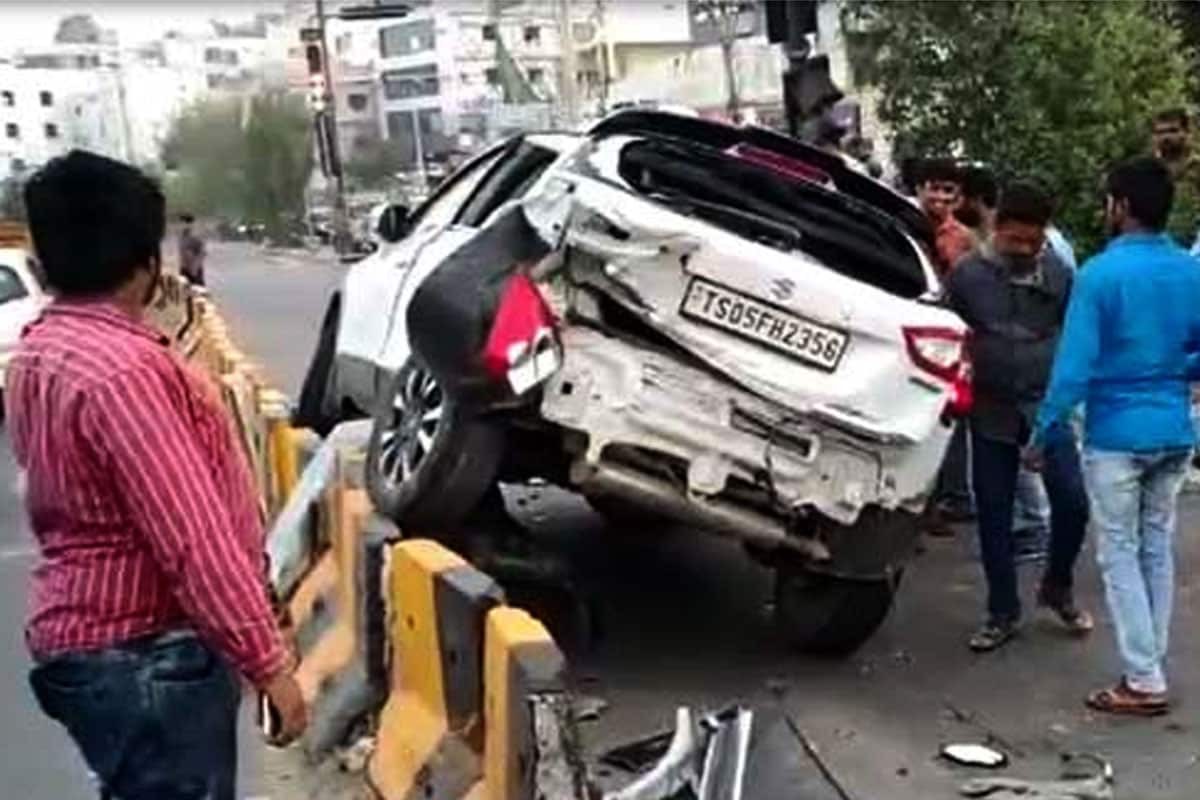 స్థంభాన్ని ఢీకొని పల్టీకొట్టిన కారు స్థంభాన్ని ఢీకొని పల్టీకొట్టిన కారు