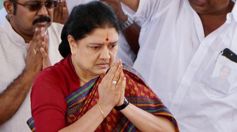 చిన్నమ్మ ఎంట్రీతో మారిపోతున్న సమీకరణాలు చిన్నమ్మ ఎంట్రీతో మారిపోతున్న సమీకరణాలు