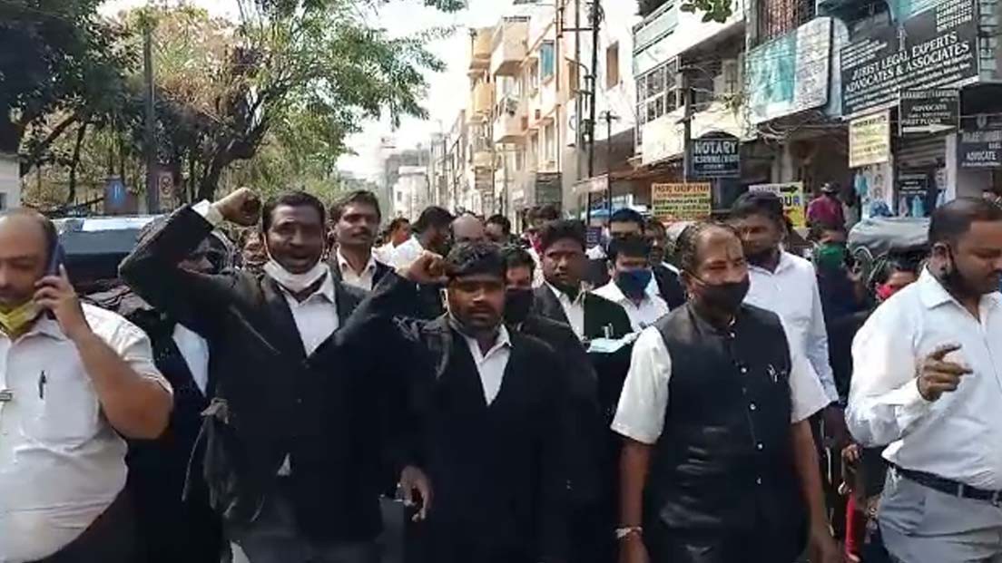 న్యాయవాది గట్టు వామనరావు దంపతుల హత్యకు నిరసనగా లాయర్ల నిరసన న్యాయవాది గట్టు వామనరావు దంపతుల హత్యకు నిరసనగా లాయర్ల నిరసన