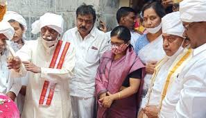 నాగోబాను దర్శించుకున్న హిమాచల్ ప్రదేశ్ గవర్నర్ బండారు దత్తాత్రేయ, మంత్రి ఇంద్రకరణ్ నాగోబాకు ప్రత్యేక పూజలు నాగోబాను దర్శించుకున్న హిమాచల్ ప్రదేశ్ గవర్నర్ బండారు దత్తాత్రేయ, మంత్రి ఇంద్రకరణ్ నాగోబాకు ప్రత్యేక పూజలు