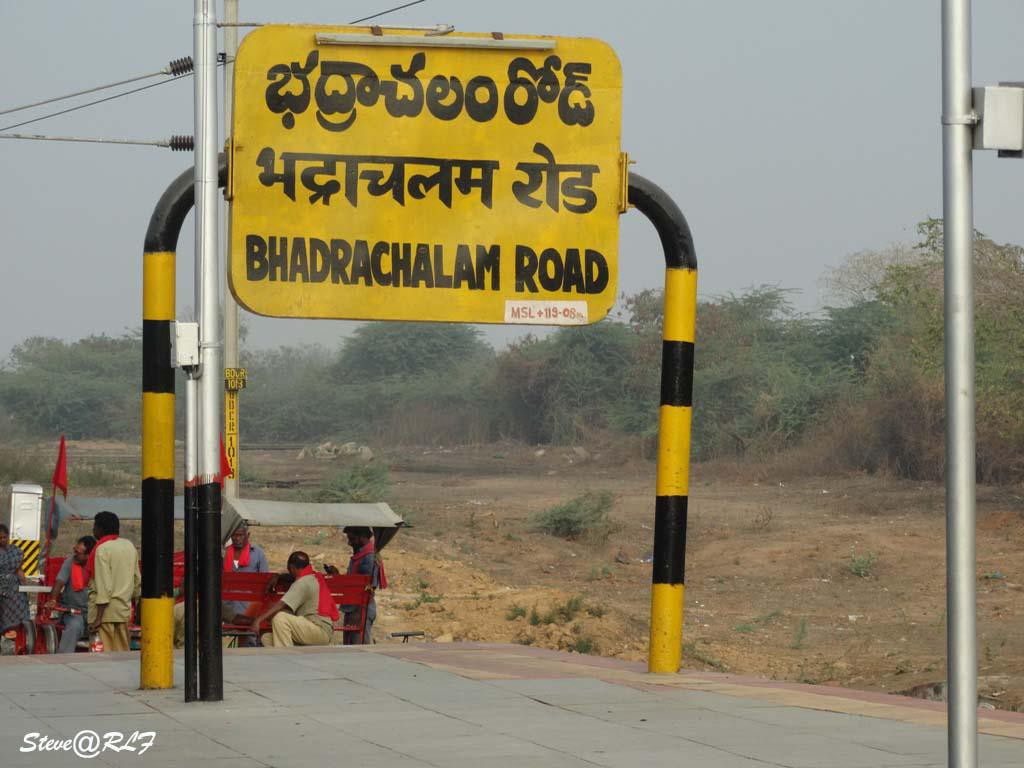 బి.సి బాలుర హాస్టల్లో విద్యార్థుల వీరంగం