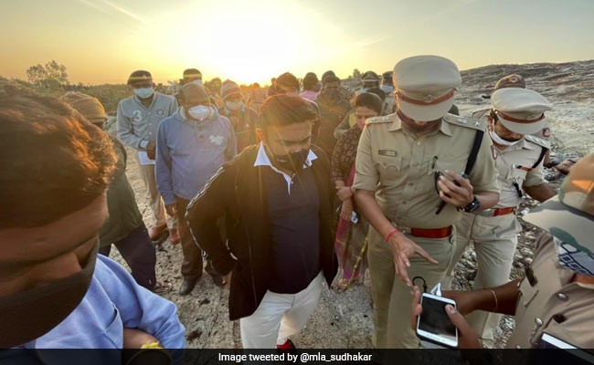 కర్నాటకలో జిలెటెన్ స్టిక్స్ పేలుడు.. ఆరుగురి మృతి కర్నాటకలో జిలెటెన్ స్టిక్స్ పేలుడు.. ఆరుగురి మృతి
