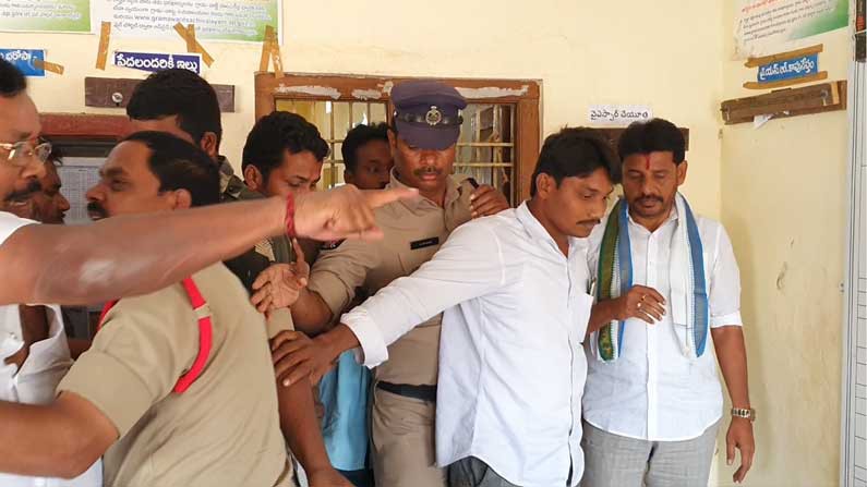 నిమ్మాడలో కొనసాగుతున్న టెన్షన్ నిమ్మాడలో కొనసాగుతున్న టెన్షన్