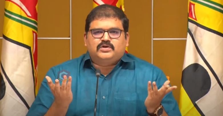 టీడీపీ నాయకుడు పట్టాభి పై గుర్తు తెలియని వ్యక్తులు దాడి టీడీపీ నాయకుడు పట్టాభి పై గుర్తు తెలియని వ్యక్తులు దాడి