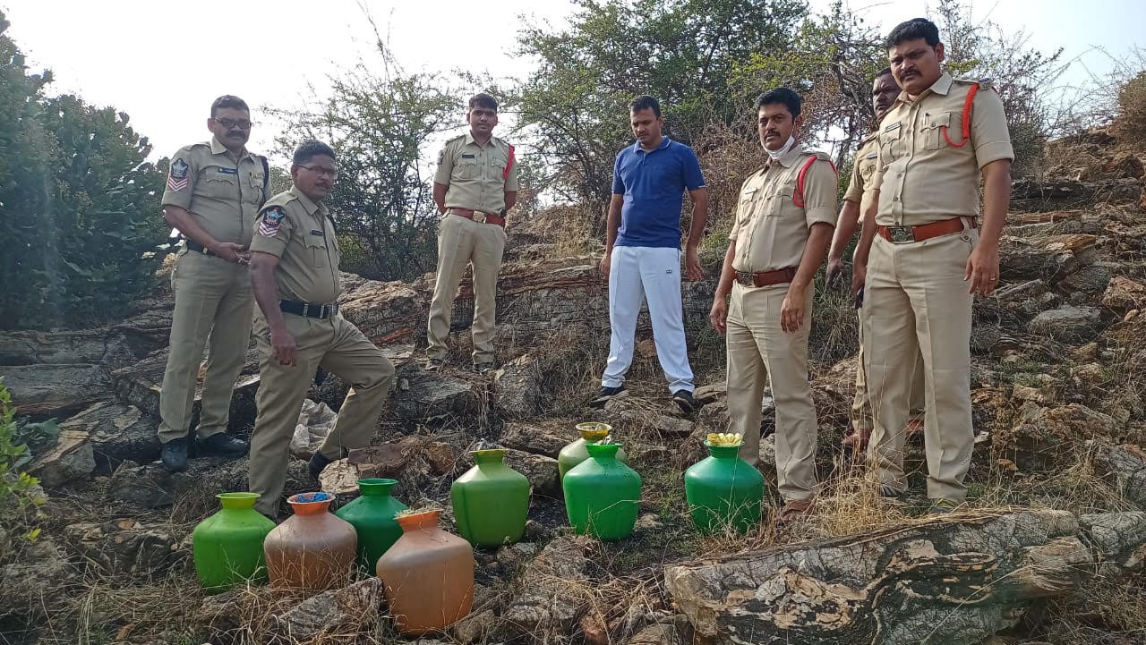 సారా బట్టీలపై పోలీసుల దాడులు సారా బట్టీలపై పోలీసుల దాడులు