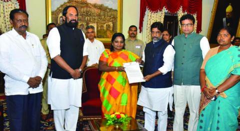 గవర్నర్ కు కలిసిన టీపీసీసీ నేతలు వామన్ రావు హత్య ఘటపపై పిర్యాదు గవర్నర్ కు కలిసిన టీపీసీసీ నేతలు వామన్ రావు హత్య ఘటపపై పిర్యాదు