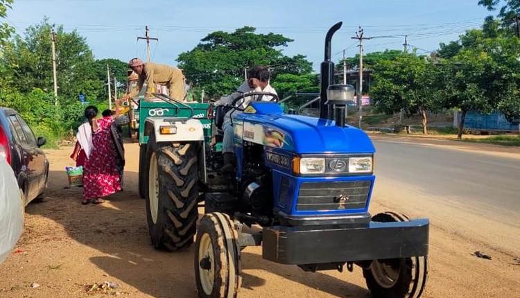 ట్రాక్టర్ లతో మారుతున్న రూపు రేఖలు ట్రాక్టర్ లతో మారుతున్న రూపు రేఖలు