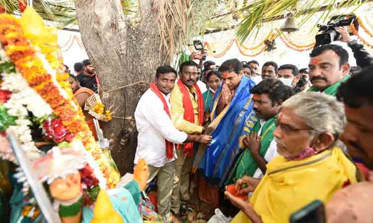 సమ్మక – సారలమ్మ జాతరను సందర్శించిన కేటీఆర్ సమ్మక – సారలమ్మ జాతరను సందర్శించిన కేటీఆర్