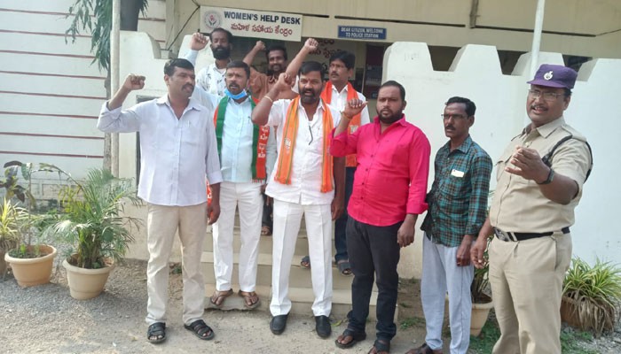 నిర్బందాలతో ఉద్యమాలను అపలేరు బీజేపీ నేతల అరెస్టులు , పోలీసు స్టేషన్ లో నిర్బంధం నిర్బందాలతో ఉద్యమాలను అపలేరు బీజేపీ నేతల అరెస్టులు , పోలీసు స్టేషన్ లో నిర్బంధం