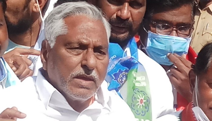 దేశంలో రాజ్యాంగాన్ని మార్చడం కాదు.. రాష్ట్రంలో అహంకార కేసీఆర్ ప్రభుత్వాన్ని మార్చాలి.. దేశంలో రాజ్యాంగాన్ని మార్చడం కాదు.. రాష్ట్రంలో అహంకార కేసీఆర్ ప్రభుత్వాన్ని మార్చాలి..