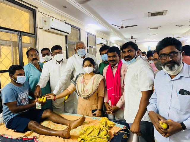 కేసీఆర్ పుట్టినరోజు వేడుకలు ఆసుపత్రులలో పండ్లు పంపిణీ కేసీఆర్ పుట్టినరోజు వేడుకలు ఆసుపత్రులలో పండ్లు పంపిణీ