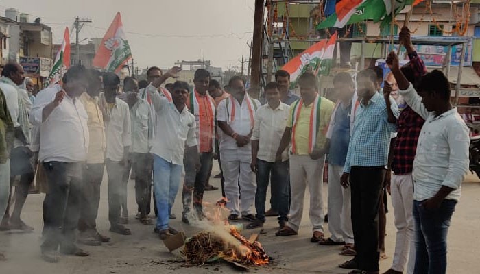 సీఎం కేసీఆర్ దిష్టిబొమ్మ దహనం సీఎం కేసీఆర్ దిష్టిబొమ్మ దహనం