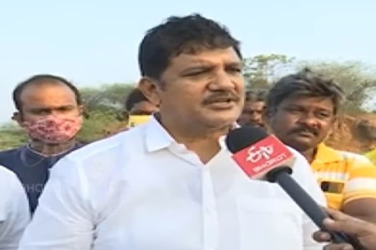 అక్రమమైనింగ్ అడ్డుకున్న ధూళిపాళ్ల అక్రమమైనింగ్ అడ్డుకున్న ధూళిపాళ్ల