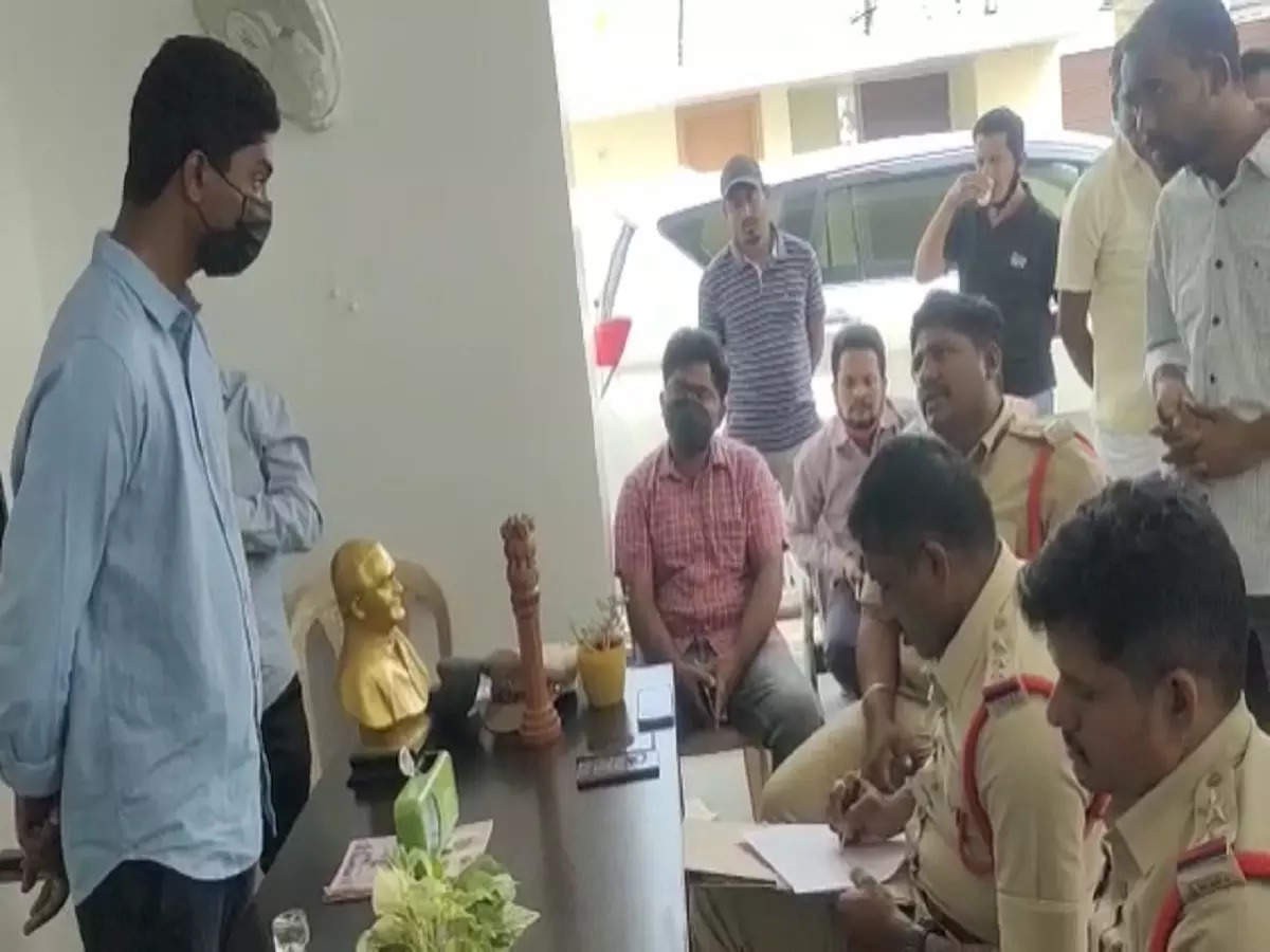 అయ్యన్న ఇంటికి నల్లజర్ల పోలీసులు అయ్యన్న ఇంటికి నల్లజర్ల పోలీసులు